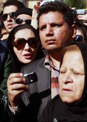 عکسی از هانیه توسلی در مراسم تشییع مرحوم عسل بدیعی | WwW.BestBaz.IR