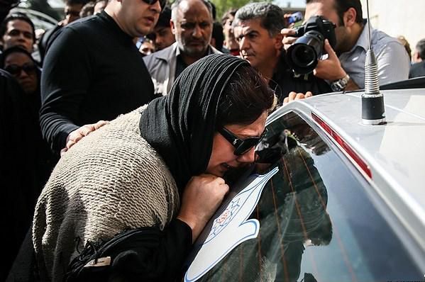 عکسی از زهرا داوودنژاد در مراسم تشییع عسل بدیعی | WwW.BestBaz.IR
