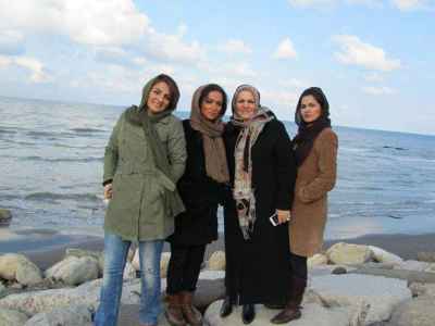 عکسی اختصاصی از روناک یونسی کنار مادر و 2تا خواهرش | WwW.BestBaz.IR