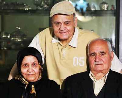 عکسی از اکبر عبدی کنار پدر و مادرش | WwW.BestBaz.IR