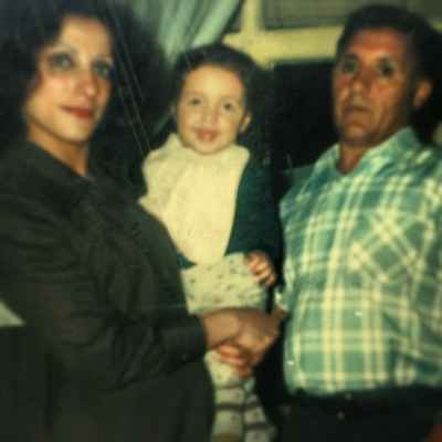 عکسی از کودکی امیر حسین رستمی کنار پدر و مادرش | WwW.BestBaz.IR
