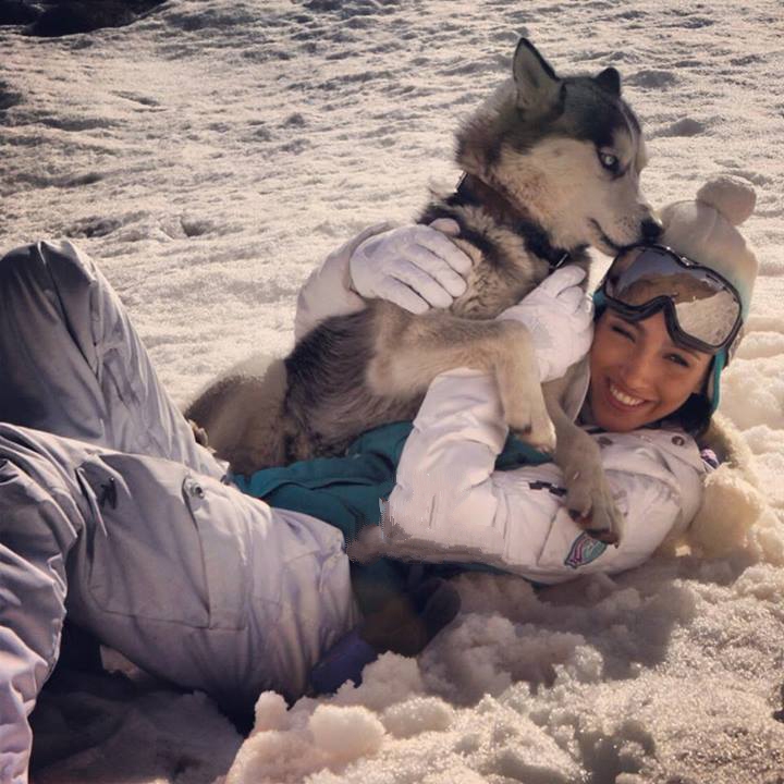 عکسی از خاطره اسدی و سگش در برف | WwW.BestBaz.IR