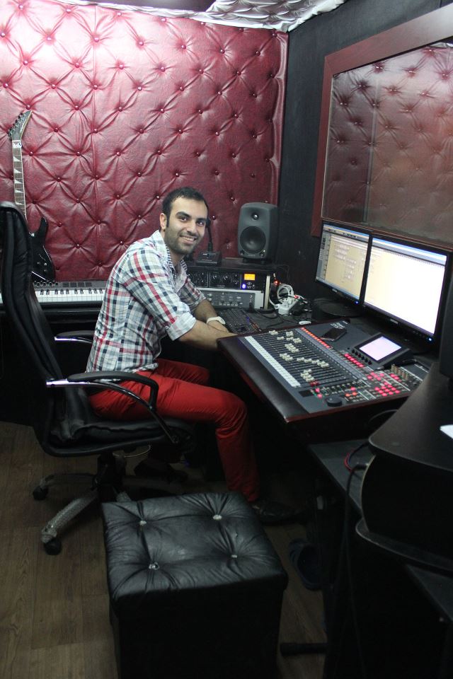 عکسی از محمد بیباک در استودیو حین ضبط آهنگ این نیز بگذرد | WwW.BestBaz.RozBlog.Com