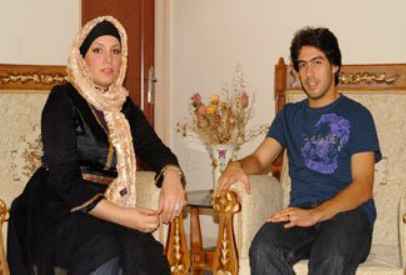 عکسی از خسرو حیدری کنار همسرش در منزل | WwW.BestBaz.RozBlog.Com